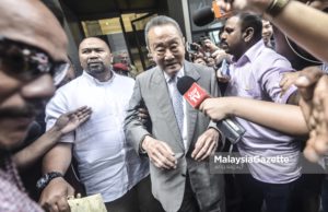 Ahli Majlis Penasihat Kerajaan, Tan Sri Robert Kuok diserbu pihak media selepas menghadiri mesyuarat dan meninggalkan Menara Ilham, Kuala Lumpur. foto AFIQ RAZALI, 22 MEI 2018.