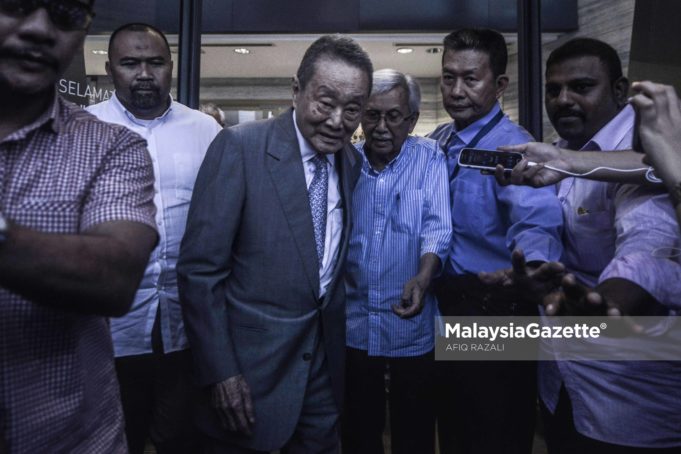 Majlis Penasihat Kerajaan, Tun Daim Zainuddin bersama Tan Sri Robert Kuok diserbu pihak media ketika keluar dari Menara Ilham, Kuala Lumpur selepas mesyuarat Majlis Penasihat Kerajaan. foto AFIQ RAZALI, 22 MEI 2018.