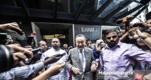 Ahli Majlis Penasihat Kerajaan, Tan Sri Robert Kuok diserbu pihak media selepas menghadiri mesyuarat dan meninggalkan Menara Ilham, Kuala Lumpur. foto AFIQ RAZALI, 22 MEI 2018.