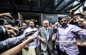 Ahli Majlis Penasihat Kerajaan, Tan Sri Robert Kuok diserbu pihak media selepas menghadiri mesyuarat dan meninggalkan Menara Ilham, Kuala Lumpur. foto AFIQ RAZALI, 22 MEI 2018.
