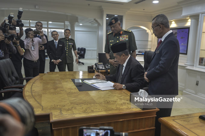 Menteri Pertahanan, Mohamad Sabu menurunkan tandatangan pada nota kerja sebelum memulakan tugas pada hari pertama sebagai Menteri Pertahanan yang baharu di Wisma Pertahanan, Jalan Padang Tembak, Kuala Lumpur. foto AFFAN FAUZI, 22 MEI 2018.