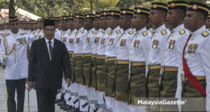 Menteri Pertahanan, Yang Berhormat Mohamad Sabu memeriksa barisan Kawalan Kehormatan Utama 1RAMD ketika hadir memulakan tugas pada hari pertama sebagai Menteri Pertahanan yang baharu di Dataran Wisma Pertahanan, Jalan Padang Tembak, Kuala Lumpur. foto AFFAN FAUZI, 22 MEI 2018