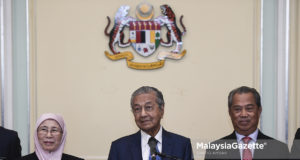 Perdana Menteri, Tun Dr Mahathir Mohamad diiringi Timbalan Perdana Menteri, Datuk Seri Dr Wan Azizah Wan Ismail (kiri) dan Menteri Dalam Negeri, Tan Sri Muhyiddin Mohd Yassin (kanan) bercakap pada sidang media selepas Mesyuarat Jemaah Menteri yang pertama di Bangunan Putra Perdana, Putrajaya. foto SYAFIQ AMBAK, 23 MEI 2018