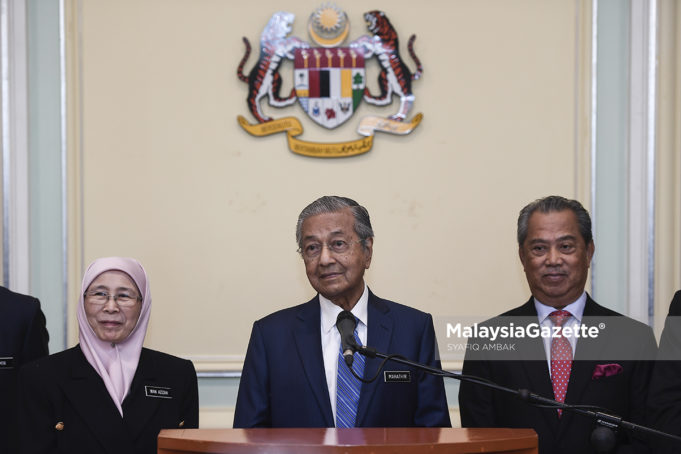 Perdana Menteri, Tun Dr Mahathir Mohamad diiringi Timbalan Perdana Menteri, Datuk Seri Dr Wan Azizah Wan Ismail (kiri) dan Menteri Dalam Negeri, Tan Sri Muhyiddin Mohd Yassin (kanan) bercakap pada sidang media selepas Mesyuarat Jemaah Menteri yang pertama di Bangunan Putra Perdana, Putrajaya. foto SYAFIQ AMBAK, 23 MEI 2018
