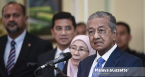 Perdana Menteri, Tun Dr Mahathir Mohamad (kanan) bercakap pada sidang media selepas Mesyuarat Jemaah Menteri yang pertama di Bangunan Putra Perdana, Putrajaya. foto SYAFIQ AMBAK, 23 MEI 2018