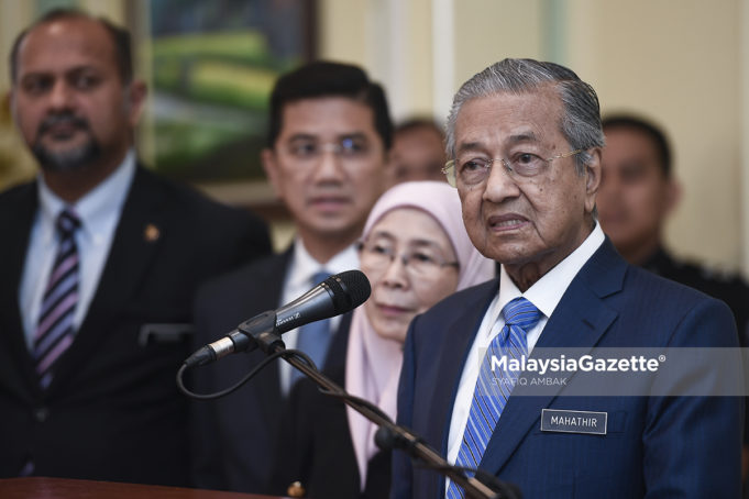Perdana Menteri, Tun Dr Mahathir Mohamad (kanan) bercakap pada sidang media selepas Mesyuarat Jemaah Menteri yang pertama di Bangunan Putra Perdana, Putrajaya. foto SYAFIQ AMBAK, 23 MEI 2018