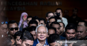Bekas Perdana Menteri, Datuk Seri Najib Tun Razak beredar dari Ibu pejabat Suruhanjaya Pencegahan Ra­suah Malaysia (SPRM) selepas selesai memberi keterangan kepada SPRM berhubung siasatan kes SRC International Sdn. Bhd di Putrajaya. foto HAZROL ZAINAL, 22 MEI 2018