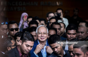 Bekas Perdana Menteri, Datuk Seri Najib Tun Razak beredar dari Ibu pejabat Suruhanjaya Pencegahan Ra­suah Malaysia (SPRM) selepas selesai memberi keterangan kepada SPRM berhubung siasatan kes SRC International Sdn. Bhd di Putrajaya. foto HAZROL ZAINAL, 22 MEI 2018