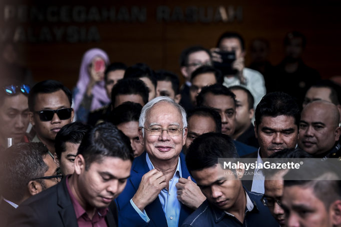 Bekas Perdana Menteri, Datuk Seri Najib Tun Razak beredar dari Ibu pejabat Suruhanjaya Pencegahan Ra­suah Malaysia (SPRM) selepas selesai memberi keterangan kepada SPRM berhubung siasatan kes SRC International Sdn. Bhd di Putrajaya. foto HAZROL ZAINAL, 22 MEI 2018