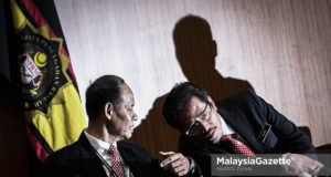 Ketua Pesuruhjaya Suruhanjaya Pencegahan Rasuah Malaysia (SPRM), Datuk Seri Shukri Abdull (kiri) mengatakan sesuatu kepada Timbalan Ketua Pesuruhjaya (Operasi) SPRM, Datuk Azam Baki (kanan) pada sidang media khas di Ibu pejabat Suruhanjaya Pencegahan Ra­suah Malaysia (SPRM), Putrajaya. foto HAZROL ZAINAL, 22 MEI 2018.