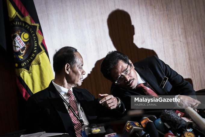 Ketua Pesuruhjaya Suruhanjaya Pencegahan Rasuah Malaysia (SPRM), Datuk Seri Shukri Abdull (kiri) mengatakan sesuatu kepada Timbalan Ketua Pesuruhjaya (Operasi) SPRM, Datuk Azam Baki (kanan) pada sidang media khas di Ibu pejabat Suruhanjaya Pencegahan Ra­suah Malaysia (SPRM), Putrajaya. foto HAZROL ZAINAL, 22 MEI 2018.