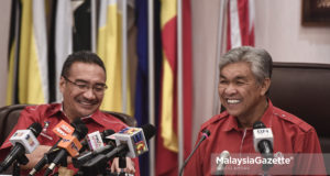 Pemangku Presiden UMNO, Datuk Seri Ahmad Zahid Hamidi diiringi Pemangku Timbalan Presiden UMNO, Datuk Seri Hishammuddin Hussein (kiri) bercakap pada sidang media Mesyuarat Majlis Kerja Tertinggi UMNO di Menara Datuk Onn, PWTC, Kuala Lumpur. foto SYAFIQ AMBAK, 22 MEI 2018