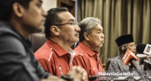 Pemangku Presiden Umno, Datuk Seri Ahmad Zahid Hamidi (tengah) bersama ahli Majlis Tertinggi Umno bercakap pada sidang media selepas Mesyuarat Majlis Kerja Tertinggi Umno di Menara Datuk Onn, Pusat Dagangan Dunia Putra (PWTC), Kuala Lumpur. foto AFIQ RAZALI, 22 MEI 2018.