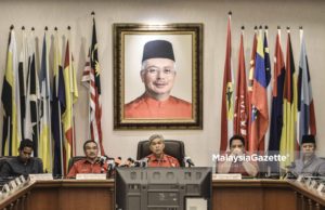 Pemangku Presiden UMNO, Datuk Seri Ahmad Zahid Hamidi (tengah) bersama ahli Majlis Tertinggi Umno bercakap pada sidang media selepas Mesyuarat Majlis Kerja Tertinggi Umno di Menara Datuk Onn, Pusat Dagangan Dunia Putra (PWTC), Kuala Lumpur. foto AFIQ RAZALI, 22 MEI 2018.