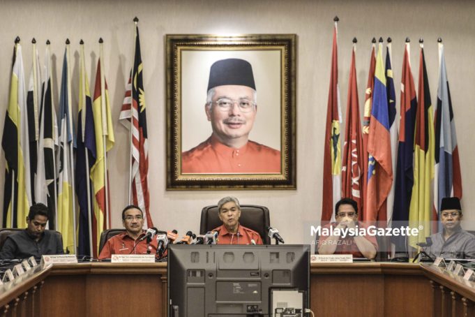Pemangku Presiden UMNO, Datuk Seri Ahmad Zahid Hamidi (tengah) bersama ahli Majlis Tertinggi Umno bercakap pada sidang media selepas Mesyuarat Majlis Kerja Tertinggi Umno di Menara Datuk Onn, Pusat Dagangan Dunia Putra (PWTC), Kuala Lumpur. foto AFIQ RAZALI, 22 MEI 2018.
