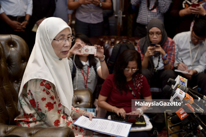Timbalan Perdana Menteri, Datuk Seri Dr Wan Azizah Wan Ismail bercakap kepada media pada sidang media hari pertama bertugas di Bangunan Perdana Putra, Putrajaya. foto IQBAL BASRI, 22 MEI 2018