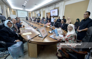 Timbalan Perdana Menteri, Datuk Seri Dr Wan Azizah Wan Ismail mempengerusikan mesyuarat pada hari pertama bertugas di Bangunan Perdana Putra, Putrajaya. foto IQBAL BASRI, 22 MEI 2018.