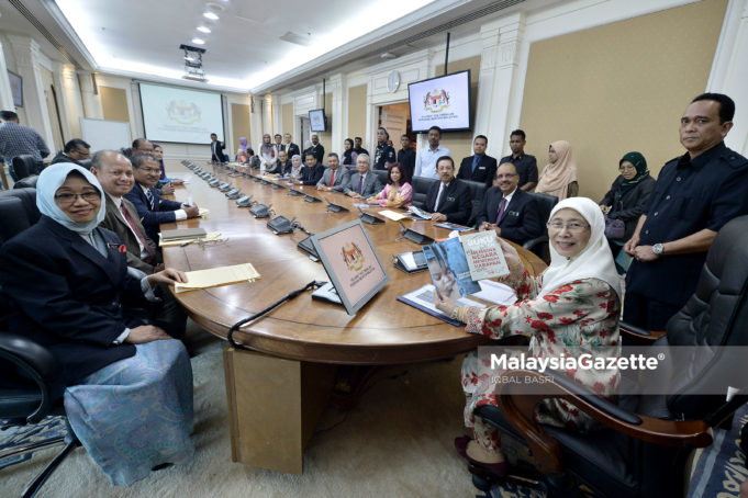 Timbalan Perdana Menteri, Datuk Seri Dr Wan Azizah Wan Ismail mempengerusikan mesyuarat pada hari pertama bertugas di Bangunan Perdana Putra, Putrajaya. foto IQBAL BASRI, 22 MEI 2018.