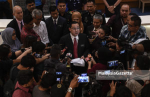Menteri Kewangan, Lim Guan Eng bercakap kepada media selepas mengadakan pertemuan dengan Ketua Pegawai Eksekutif 1Malaysia Development Berhad (1MDB), Arul Kanda Kandasamy di Kementerian Kewangan, Putrajaya. foto HAZROL ZAINAL, 23 MEI 2018.