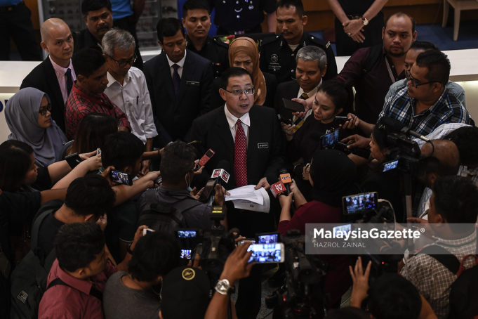 Menteri Kewangan, Lim Guan Eng bercakap kepada media selepas mengadakan pertemuan dengan Ketua Pegawai Eksekutif 1Malaysia Development Berhad (1MDB), Arul Kanda Kandasamy di Kementerian Kewangan, Putrajaya. foto HAZROL ZAINAL, 23 MEI 2018.