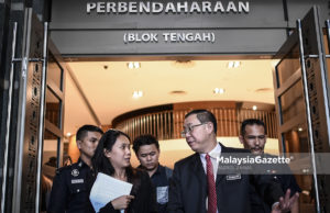 Menteri Kewangan, Yb Lim Guan Eng keluar dari pejabatnya selepas bercakap kepada media mengenai pertemuan dengan Ketua Pegawai Eksekutif 1Malaysia Development Berhad (1MDB), Arul Kanda Kandasamy di Kementerian Kewangan, Putrajaya. foto HAZROL ZAINAL, 23 MEI 2018.