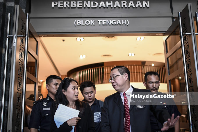 Menteri Kewangan, Yb Lim Guan Eng keluar dari pejabatnya selepas bercakap kepada media mengenai pertemuan dengan Ketua Pegawai Eksekutif 1Malaysia Development Berhad (1MDB), Arul Kanda Kandasamy di Kementerian Kewangan, Putrajaya. foto HAZROL ZAINAL, 23 MEI 2018.