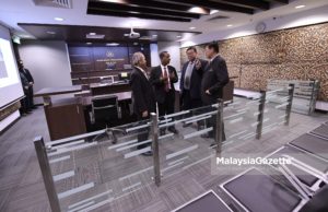 Kementerian akan campur tangan jika kakitangan SPAD hilang kerja Menteri Sumber Manusia, M. Kulasegaran (tengah) mendengar penerangan dari Yang Dipertua Mahkamah Perusahaan, Eddie Yeo Soon Chye (kanan) sambil diiringi Ketua Setiausaha Kementerian Sumber Manusia, Datuk Dr. Mohd Gazali Abad (kiri) dan Ahli Parlimen Kampar, Thomas Su (dua kanan) pada Program Lawatan YB Menteri Tenaga Manusia ke Mahkamah Perusahaan Malaysia di Wisma PERKESO, Kuala Lumpur. foto NOOR ASREKUZAIREY SALIM, 24 MEI 2018