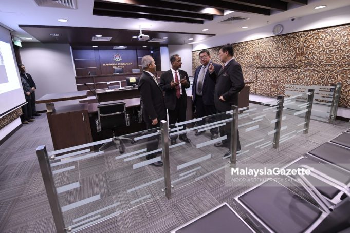 Menteri Sumber Manusia, M. Kulasegaran (tengah) mendengar penerangan dari Yang Dipertua Mahkamah Perusahaan, Eddie Yeo Soon Chye (kanan) sambil diiringi Ketua Setiausaha Kementerian Sumber Manusia, Datuk Dr. Mohd Gazali Abad (kiri) dan Ahli Parlimen Kampar, Thomas Su (dua kanan) pada Program Lawatan YB Menteri Tenaga Manusia ke Mahkamah Perusahaan Malaysia di Wisma PERKESO, Kuala Lumpur. foto NOOR ASREKUZAIREY SALIM, 24 MEI 2018