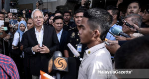 Bekas Perdana Menteri, Datuk Seri Najib Tun Razak selepas selesai memberi keterangan kali ke dua kepada SPRM berhubung siasatan kes SRC International Sdn. Bhd dan beredar dari Ibu Pejabat Suruhanjaya Pencegahan Ra­suah Malaysia (SPRM), Putrajaya. foto HAZROL ZAINAL, 24 MEI 2018