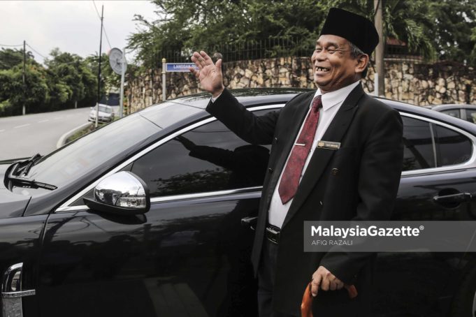 aja Bomoh, Ibrahim Mat Zin ketika hadir di kawasan kediaman bekas Perdana Menteri, Datuk Seri Najib Tun Razak di Jalan Langgak Duta, Taman Duta, Kuala Lumpur. foto AFIQ RAZALI, 24 MEI 2018.