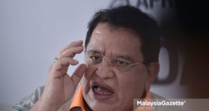 Bekas Menteri Wilayah Persekutuan, Datuk Seri Tengku Adnan Tengku Mansor bercakap kepada media selepas Majlis Penyerahan Kunci Rumawip Residensi Pandanmas 2 di Resedensi Pandanmas Kampung Pandan, Kuala Lumpur. foto IQBAL BASRI, 25 APRIL 2018