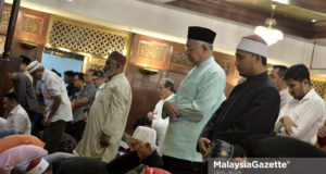 Bekas Perdana Menteri, Datuk Seri Najib Tun Razak menunaikan solat sunat ketika hadir pada Solat Jumaat di Surau Ar-Rahman, Pusat Dagangan Dunia Putra (PWTC), Kuala Lumpur. foto IQBAL BASRI, 25 MEI 2018.