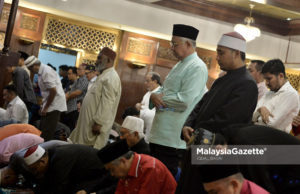 Bekas Perdana Menteri, Datuk Seri Najib Tun Razak menunaikan solat sunat ketika hadir pada Solat Jumaat di Surau Ar-Rahman, Pusat Dagangan Dunia Putra (PWTC), Kuala Lumpur. foto IQBAL BASRI, 25 MEI 2018.