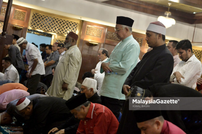 Bekas Perdana Menteri, Datuk Seri Najib Tun Razak menunaikan solat sunat ketika hadir pada Solat Jumaat di Surau Ar-Rahman, Pusat Dagangan Dunia Putra (PWTC), Kuala Lumpur. foto IQBAL BASRI, 25 MEI 2018.