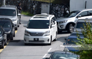 Sebuah kenderaan dipercayai membawa bekas Perdana Menteri, Datuk Seri Najib Tun Razak meninggalkan kediamannya pada jam 10.08 pagi di Jalan Langgak Duta, Kuala Lumpur. foto IQBAL BASRI, 25 MEI 2018