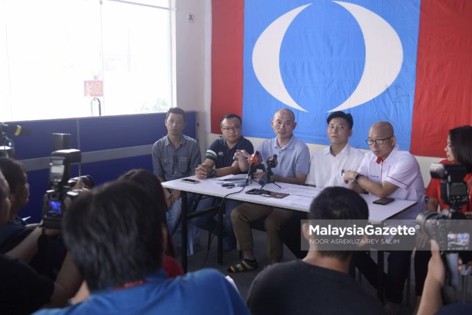 Ahli Parlimen P.114 Kepong, Yb Lim Lip Eng (tengah) bercakap pada sidang media berkenaan laporan penjualan 64 kawasan tanah milik DBKL di Pusat Khidmat DAP Kepong, Kuala Lumpur. foto NOOR ASREKUZAIREY SALIM, 26 MEI 2018