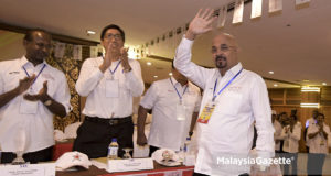 Presiden myPPP yang baharu, Datuk Seri Maglin D'cruz (kanan) melambai tangan ketika hadir pada Perhimpunan Agung myPPP ke-64 di Pusat Dagangan Dunia Putra (PWTC), Kuala Lumpur. foto FAREEZ FADZIL, 26 MEI 2018