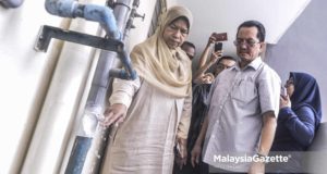 Menteri Kesejahteraan Bandar, Perumahan dan Kerajaan Tempatan (KPKT), Zuraida Kamaruddin (kiri) bersama Ketua Setiausaha Kementerian Kesejahteraan Bandar, Perumahan dan Kerajaan Tempatan (KPKT), Datuk Mohammad Mantek (kanan) melihat paip air yang bocor ketika membuat lawatan kerja meninjau keadaan perumahan dan persekitaran di Rumah Transit 1Malaysia (RT1M) Bukit Jalil, Bandar Kinrara, Selangor. foto AFIQ RAZALI, 26 MEI 2018.
