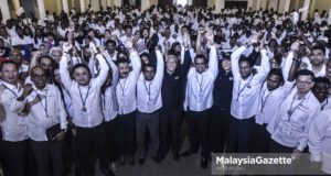 Presiden MyPPP, Tan Sri M. Kayveas bersama Presiden Persatuan Patriot Kebangasaan, Brigadier Jeneral (B) Datuk Mohamad Arshad Raji, Ahli Majlis Tertinggi MyPPP dan ahli MyPPP pada Perhimpunan Agung MyPPP Ke-65 2018 bertempat di The Kuala Lumpur and Selangor Chinese Assembly Hall, Jalan Maharajalela, Kuala Lumpur. foto AFIQ RAZALI, 27 MEI 2018.