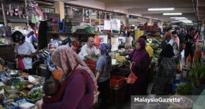 Orang ramai tidak melepaskan peluang membeli barangan basah dan mentah untuk dijadikan juadah berbuka puasa di Pasar Sungai Besi, Kuala Lumpur. foto HAZROL ZAINAL, 27 MEI 2018.