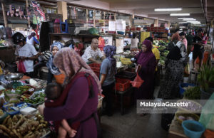 Orang ramai tidak melepaskan peluang membeli barangan basah dan mentah untuk dijadikan juadah berbuka puasa di Pasar Sungai Besi, Kuala Lumpur. foto HAZROL ZAINAL, 27 MEI 2018.