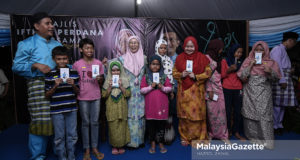 Timbalan Perdana Menteri, Datuk Seri Wan Azizah Wan Ismail bergambar kenangan bersama anak-anak yatim sekitar Parlimen Pandan yang menerima bantuan pada Majlis Iftar Perdana di Masjid Nurul Hidayah, Kampung Pandan Dalam, Kuala Lumpur. foto HAZROL ZAINAL, 27 MEI 2018.