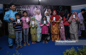 Timbalan Perdana Menteri, Datuk Seri Wan Azizah Wan Ismail bergambar kenangan bersama anak-anak yatim sekitar Parlimen Pandan yang menerima bantuan pada Majlis Iftar Perdana di Masjid Nurul Hidayah, Kampung Pandan Dalam, Kuala Lumpur. foto HAZROL ZAINAL, 27 MEI 2018.