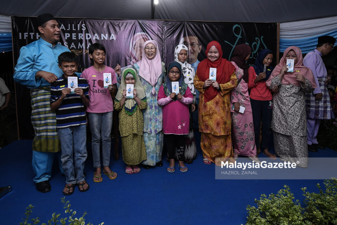 Timbalan Perdana Menteri, Datuk Seri Wan Azizah Wan Ismail bergambar kenangan bersama anak-anak yatim sekitar Parlimen Pandan yang menerima bantuan pada Majlis Iftar Perdana di Masjid Nurul Hidayah, Kampung Pandan Dalam, Kuala Lumpur. foto HAZROL ZAINAL, 27 MEI 2018.