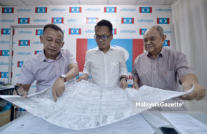 Gesa SPRM siasat semula kes libat Ku Nan Ahli Parlimen Setiwangsa, Nik Nazmi Nik Ahmad memeriksa pelan pembangunan Taman Tiara bersama Pengerusi Persatuan Penduduk Taman Tiara, Datuk Mohamad Yusof A. Bakar (kanan) dan wakil penduduk Taman Tiara, Sylvester Navaratnam (kiri) pada sidang media mengenai salinan laporan SPRM yang akan diserahkan oleh wakil penduduk Taman Tiara terhadap bekas Menteri Wilayah Persekutuan, Tengku Adnan Tengku Mansor di Pejabat Ahli Parlimen Setiawangsa, Kuala Lumpur. foto IQBAL BASRI, 28 MEI 2018