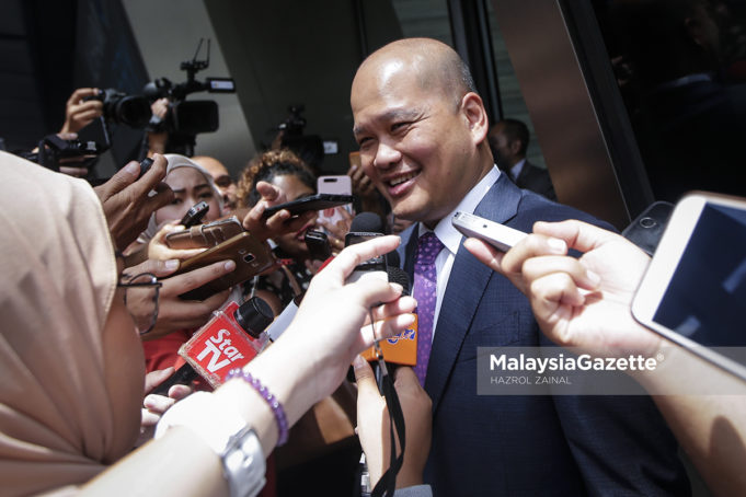 DATUK SHAHRIL RIDZA RIDZUAN Ketua Pegawai Eksekutif, Kumpulan Wang Simpanan Pekerja (KWSP), Datuk Shahril Ridza Ridzuan berkata, kejatuhan pasaran saham tempatan ketika ini adalah selari dengan kejatuhan pasaran serantau di samping pengukuhan dolar Amerika syarikat.