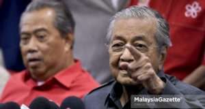 Perdana Menteri merangkap Pengerusi Parti Pribumi Bersatu Malaysia (PPBM), Tun Dr Mahathir Mohamad (kanan) bercakap pada sidang media selepas mempengerusikan Mesyuarat Majlis Pimpinan Tertinggi PPBM sambil diiringi Presiden PPBM, Tan Sri Muyiddin Yassin (kiri) di Ibu Pejabat PPBM, Menara Yayasan Selangor, Petaling Jaya. foto FAREEZ FADZIL, 28 MEI 2018