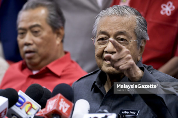 Perdana Menteri merangkap Pengerusi Parti Pribumi Bersatu Malaysia (PPBM), Tun Dr Mahathir Mohamad (kanan) bercakap pada sidang media selepas mempengerusikan Mesyuarat Majlis Pimpinan Tertinggi PPBM sambil diiringi Presiden PPBM, Tan Sri Muyiddin Yassin (kiri) di Ibu Pejabat PPBM, Menara Yayasan Selangor, Petaling Jaya. foto FAREEZ FADZIL, 28 MEI 2018