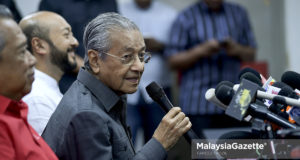 Perdana Menteri merangkap Pengerusi Parti Pribumi Bersatu Malaysia (PPBM), Tun Dr Mahathir Mohamad (tiga kiri) bercakap pada sidang media selepas mempengerusikan Mesyuarat Majlis Pimpinan Tertinggi PPBM diiringi Presiden PPBM, Tan Sri Muyiddin Yassin (kiri) dan Timbalan Presiden PPBM, Datuk Seri Mukhriz Mahathir (dua kiri) di Ibu Pejabat PPBM, Menara Yayasan Selangor, Petaling Jaya. foto FAREEZ FADZIL, 28 MEI 2018