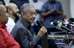 Perdana Menteri merangkap Pengerusi Parti Pribumi Bersatu Malaysia (PPBM), Tun Dr Mahathir Mohamad (tiga kiri) bercakap pada sidang media selepas mempengerusikan Mesyuarat Majlis Pimpinan Tertinggi PPBM diiringi Presiden PPBM, Tan Sri Muyiddin Yassin (kiri) dan Timbalan Presiden PPBM, Datuk Seri Mukhriz Mahathir (dua kiri) di Ibu Pejabat PPBM, Menara Yayasan Selangor, Petaling Jaya. foto FAREEZ FADZIL, 28 MEI 2018